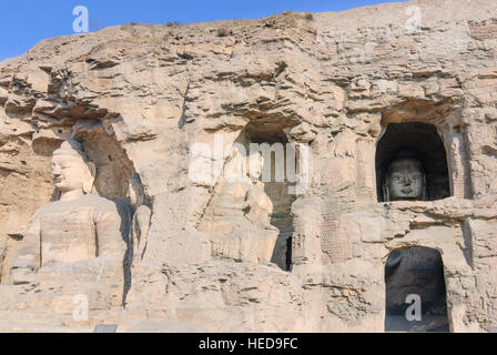 Grottes de Yungang Datong : Cavités ; 19 et 20 ; 14m de hauteur assis Bouddha Sakyamuni (à gauche) dans la grotte 20, Shanxi, Chine Banque D'Images