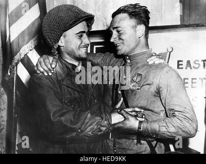 25 avril 1945, jour de l'Elbe. Posées photo montrant 2e Lt William Robertson, de l'armée américaine et Lt Alexander Silvashco de l'Armée Rouge célébrant le lien vers le haut de forces américaines et russes à l'Elbe près de Torgau, Allemagne. Banque D'Images