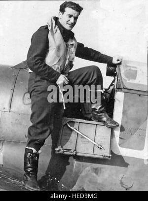 'BRENDAN FINUCANE PADDY' (1920-1942), Irlandais de naissance ace pilote de chasse tout en volant avec l'Escadron 452 de la RAF dans son Spitfire Vb coded UD-W à RAF Kenley le 20 septembre 1941. Banque D'Images