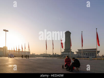 Peking : la Place Tiananmen ; Mausolée de Mao, Monument aux héros du peuple chinois et le pique-nique au lever du soleil, Beijing, Chine Banque D'Images