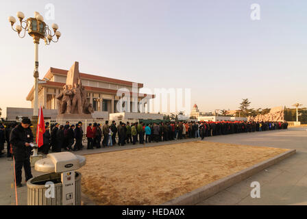 Peking : la place Tiananmen le mausolée de Mao ; avec file d'article visiteurs, Beijing, Chine Banque D'Images