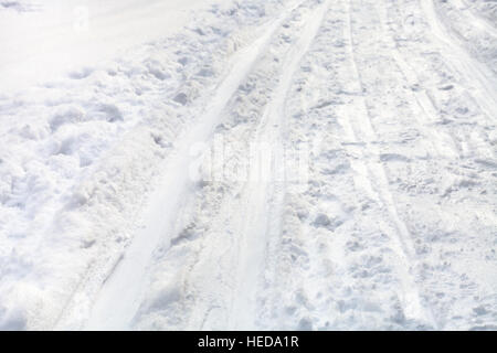 Ski sur le champ neigeux en hiver jour Banque D'Images