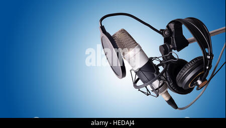 Close up studio microphone à condensateur sur support avec filtre anti-pop et anti-vibration isolé bleu. Vue de côté. Banque D'Images