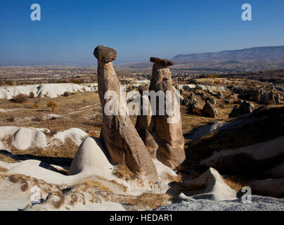 Les trois grâces en Cappadoce, Anatolie, Turquie. Ces formations sont connues sous le nom de cheminées de fées et sont créés par l'érosion. Banque D'Images