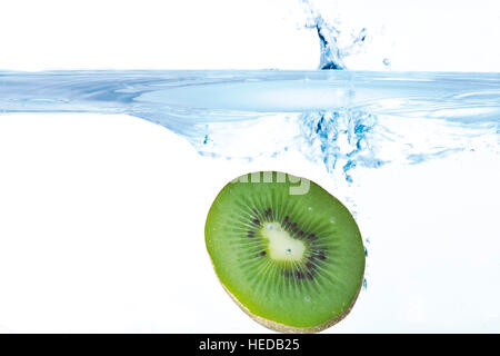 Un demi-kiwi plongeant dans l'eau Banque D'Images