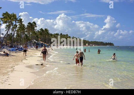 Les touristes sur une plage bordée de palmiers, Punta Cana, République dominicaine, Caraïbes Banque D'Images