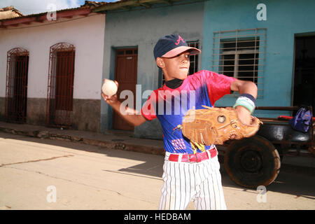 Garçon jouant au baseball dans une rue de Trinidad, Sancti-Spíritus Province, Cuba, l'Amérique latine Banque D'Images