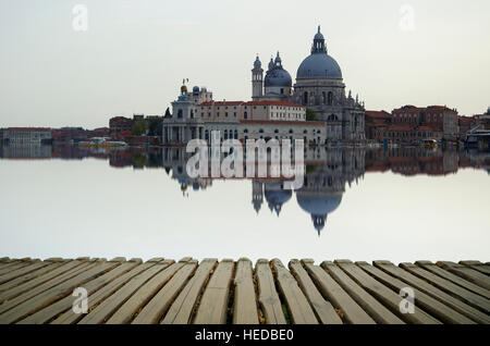 Beaux arts libre avec Grand Canal et basilique Santa Maria della Salute, reflétée sur la surface de l'eau, avec plancher bois marbre fo Banque D'Images