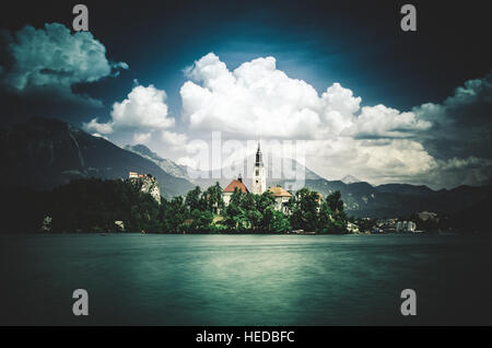 Scène d'été dans le parc du lac de Bled avec l'église St Mary et château médiéval Blejski grad, Slovénie, Europe Banque D'Images