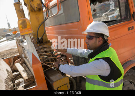 Travailleur de la construction à Aqaba, Jordanie. Banque D'Images
