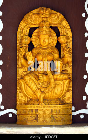 Statue en bois de la déesse hindoue Lakshmi Banque D'Images