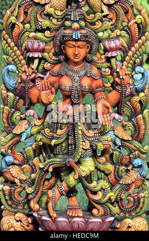 Statue en bois de la déesse hindoue Lakshmi Banque D'Images
