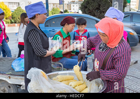 Vendeur cuisine chinoise et les clients, Tonghua Square, Yinchuan, Ningxia, Chine Banque D'Images