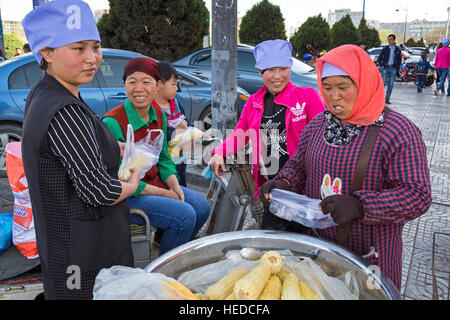 Vendeur cuisine chinoise et les clients, Tonghua Square, Yinchuan, Ningxia, Chine Banque D'Images