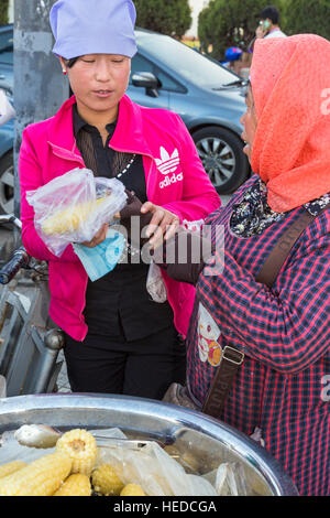 Vendeur cuisine chinoise et les clients, Tonghua Square, Yinchuan, Ningxia, Chine Banque D'Images