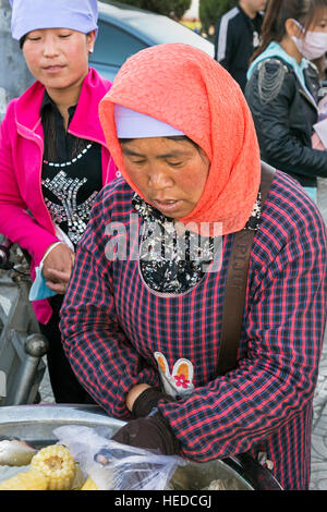 Vendeur cuisine chinoise et les clients, Tonghua Square, Yinchuan, Ningxia, Chine Banque D'Images