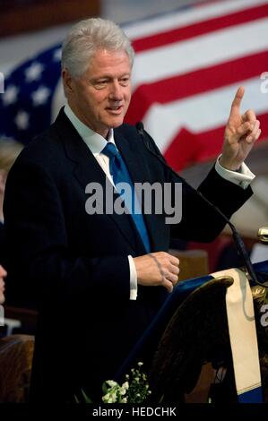 L'ancien président américain Bill Clinton propose un éloge pour les anciens chefs d'état major interarmées Président William Crowe pendant son service commémoratif à l'académie navale des États-Unis le 31 octobre 2007 à Baltimore, Maryland. Banque D'Images