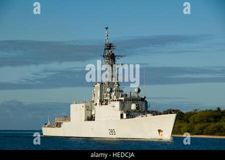 La Marine canadienne de la classe Iroquois missiles guidés le NCSM Algonquin retourne à la base commune après l'Harbor-Hickam Pearl Rim of the Pacific exerce le 29 juillet 2010, à Pearl Harbor, Hawaii. Banque D'Images