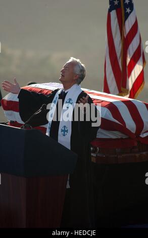 Los Angeles Bel Air Eglise presbytérienne pasteur révérend docteur Michael Wenning fournit l'invocation lors d'une inhumation au coucher du soleil en l'honneur de l'ancien président américain Ronald Reagan à la Bibliothèque présidentielle Ronald Reagan le 11 juin 2004 à Simi Valley, en Californie. Banque D'Images