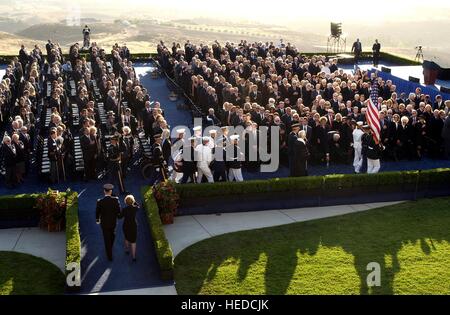 Des soldats de la Garde de cérémonie la NSU escort pavillon-cercueil couvert de l'ancien président américain Ronald Reagan lors de ses funérailles d'État au coucher du soleil le 11 juin 2004 à Simi Valley, en Californie. Banque D'Images