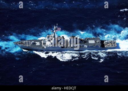 La marine américaine de la classe Arleigh Burke destroyer lance-missiles USS Shoup cuit en cours le 19 septembre 2010 dans l'océan Pacifique. Banque D'Images