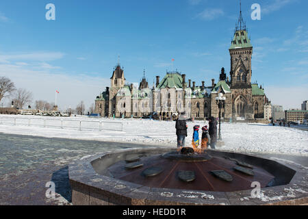 En face de la flamme du centenaire du Bloack - Colline du Parlement Ottawa Banque D'Images