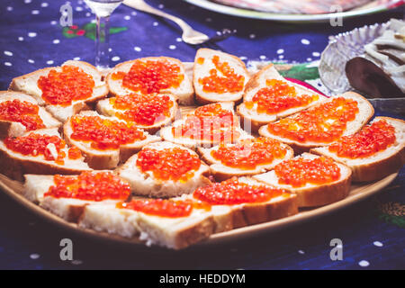 Sandwich avec du caviar rouge sur pain blanc. Table de Noël avec des rafraîchissements pour célébrer la nouvelle année. Selective focus on Banque D'Images