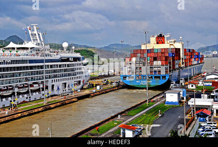 Mol dans le canal de Panama navire Excellence Miraflores Banque D'Images