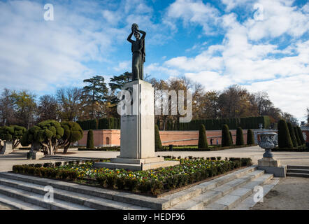 Statue à la mémoire du Prix Nobel, auteur et dramaturge Jacinto Benavente, dans le parc du Retiro, Madrid, Espagne. Banque D'Images