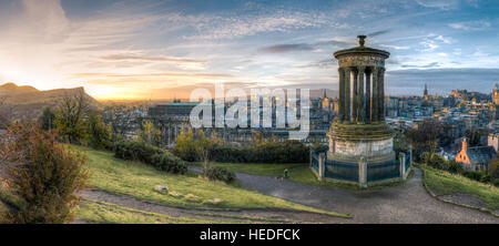 Calton Hill piliers au lever du soleil. Edimbourg, Ecosse Banque D'Images