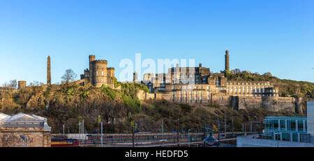 Calton Hill comme vu à partir de la vieille ville Edinburgh UK Banque D'Images