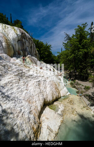 L'accumulation de minéraux blancs et les piscines des sources thermales de Bagni San Filippo au milieu de la forêt Banque D'Images