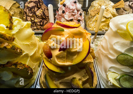 La crème glacée est très appetizingly dans un magasin Banque D'Images