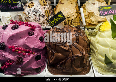 La crème glacée est très appetizingly dans un magasin Banque D'Images