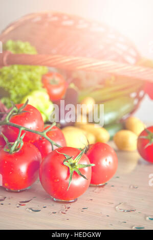 Les légumes frais et mûrs disposés dans un panier. Soins de santé concept. Banque D'Images