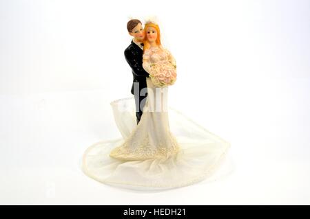 Figurines de mariage gâteau posé sur un fond blanc Banque D'Images