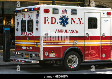Une ambulance est vu dans une rue de New York City. Banque D'Images