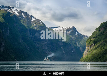 Ferry de croisière fjord de Geiranger, Norvège Banque D'Images