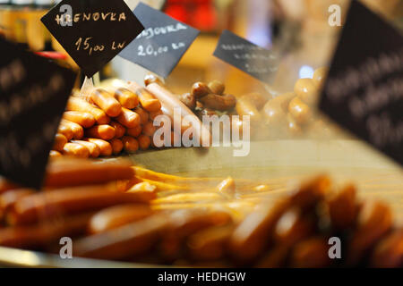 Les saucisses sur marché de Noël à Zagreb, ville Europe Banque D'Images