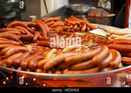 Les saucisses sur marché de Noël à Zagreb, ville Europe Banque D'Images