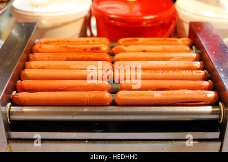 Les saucisses hot-dog sur marché de Noël à Zagreb, ville Europe Banque D'Images