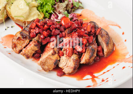 Boeuf grillé avec sauce aux pommes et petits fruits Banque D'Images