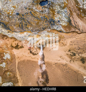 Zone géothermique Namaskard dans le Nord de l'Islande. Photographie de drones Banque D'Images