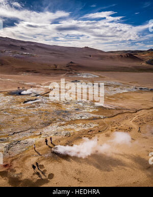 Zone géothermique Namaskard dans le Nord de l'Islande. Photographie de drones Banque D'Images