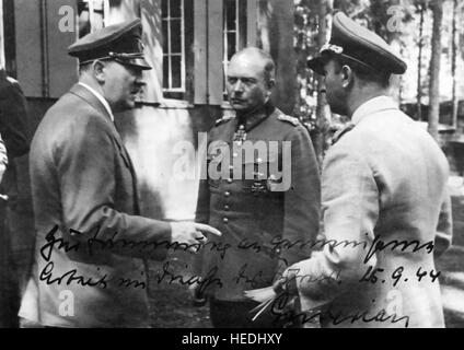 HEINZ GUDERIAN (1888-1954) chef de panzers allemands (centre) avec Hitler à gauche et Hermann Fegelin. Photo autographiée par Guderian de Fegelein le 15 septembre 1944 avec les mots "à la mémoire d'effort commun au service de notre Führer' Banque D'Images