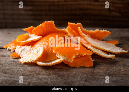 Les pelures d'orange douce sur fond de bois rustique Banque D'Images