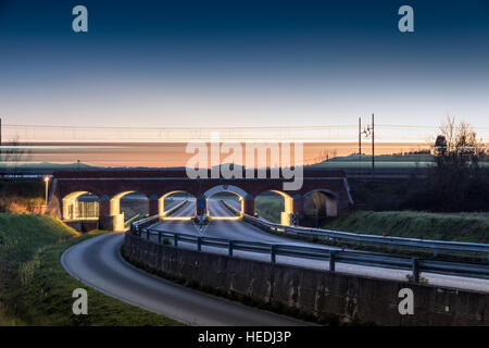 Pont ferroviaire sur route en Toscane, Italie Banque D'Images