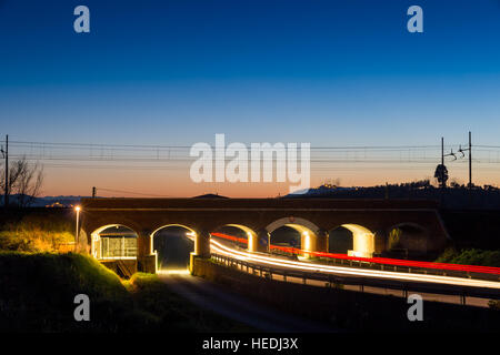 Pont ferroviaire sur route en Toscane, Italie Banque D'Images