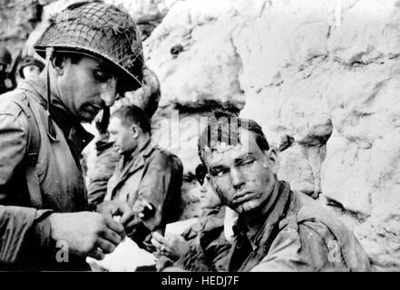 Normandie, France, juin 1944. Médecins et infirmières secourir les soldats blessés des combats en Normandie, la seconde guerre mondiale Banque D'Images