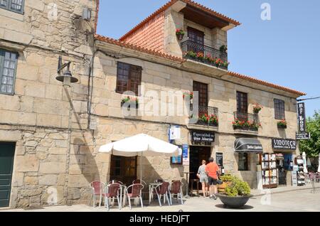 Bar dans la construction traditionnelle en Cambados, une ville de la province de Pontevedra en Galice, Espagne. Banque D'Images